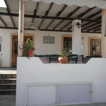 艾斯特里亚公寓酒店 公寓式酒店 Páros