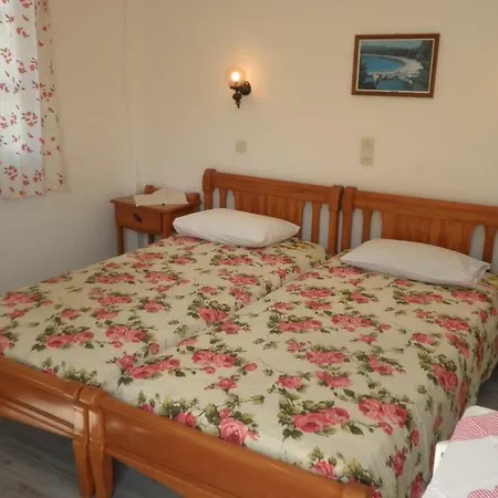 艾斯特里亚公寓酒店 公寓式酒店 Páros